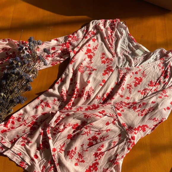 FLAT Rs. 500 (free ship) H&M Cute floral top with bell sleeves - Picture 4 of 8